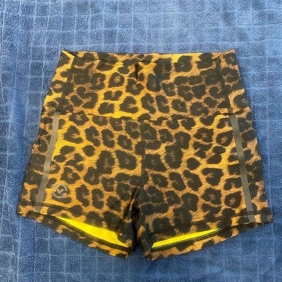 Virus multiverse leopard print shorts - Picture 3 of 5